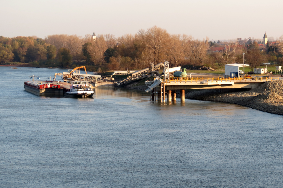 A kikötő látképe a hídról