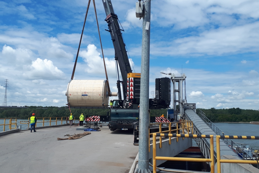 Túlméretes gépek rakodása