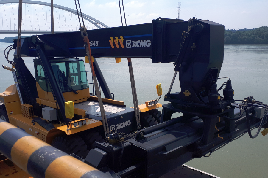 Konténer rakodó gép beemelése