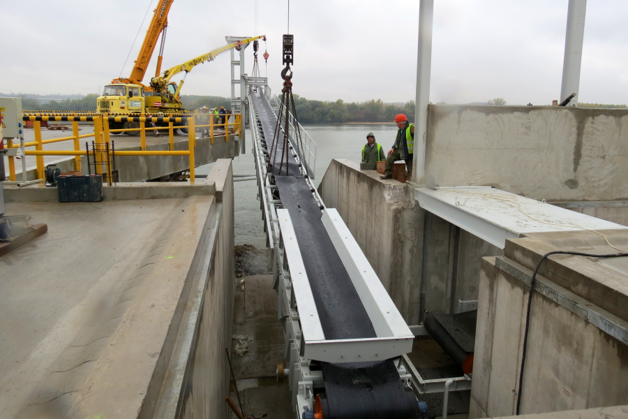 Szállítószalag beemelése