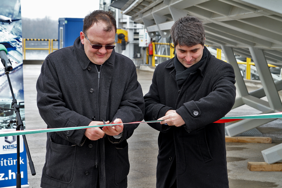 Nemzeti színű szalag átvágása