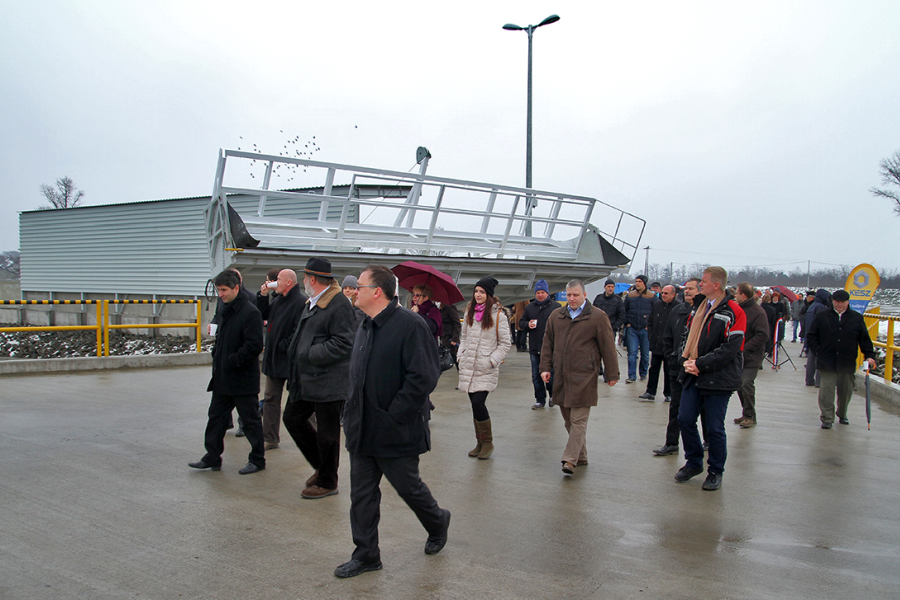 Vendégek megtekintik a létesítményt